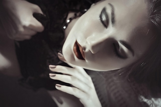 陶芸を楽しむ女性へのインタビュー風景 アトリエ