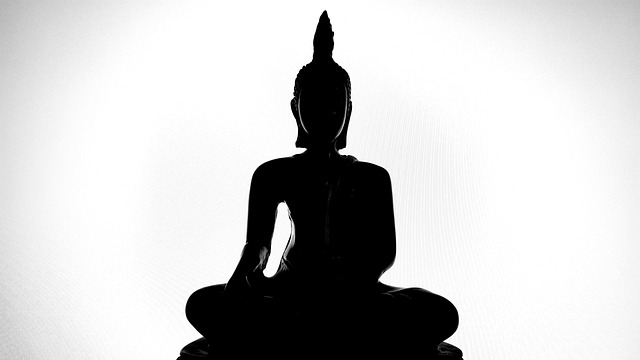 Lyst og hyggeligt dansk hjem med tændte stearinlys på sofabordet, blødt plaid og varme farver