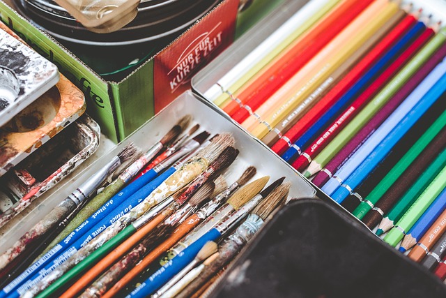 水彩画を楽しむ女性アーティスト 明るいアトリエ